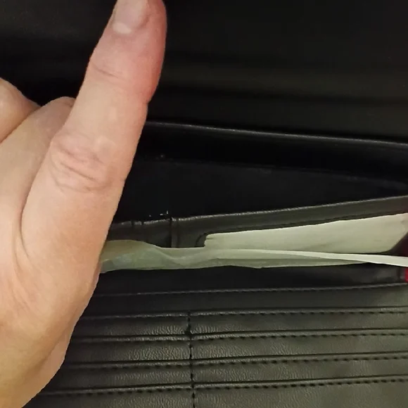 NWT🎁FREE GIFT INCLUDED🎁Steve Madden Black Wristlet with Gold Brand Logo - Picture 9 of 16